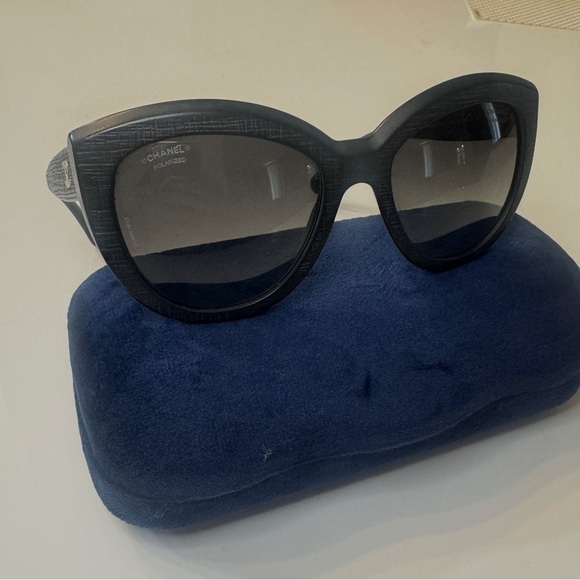 CHANEL Matte Black Butterly Tweed Effect Sunglasses 5332-A Gray Gradient CC Logo - Picture 2 of 8